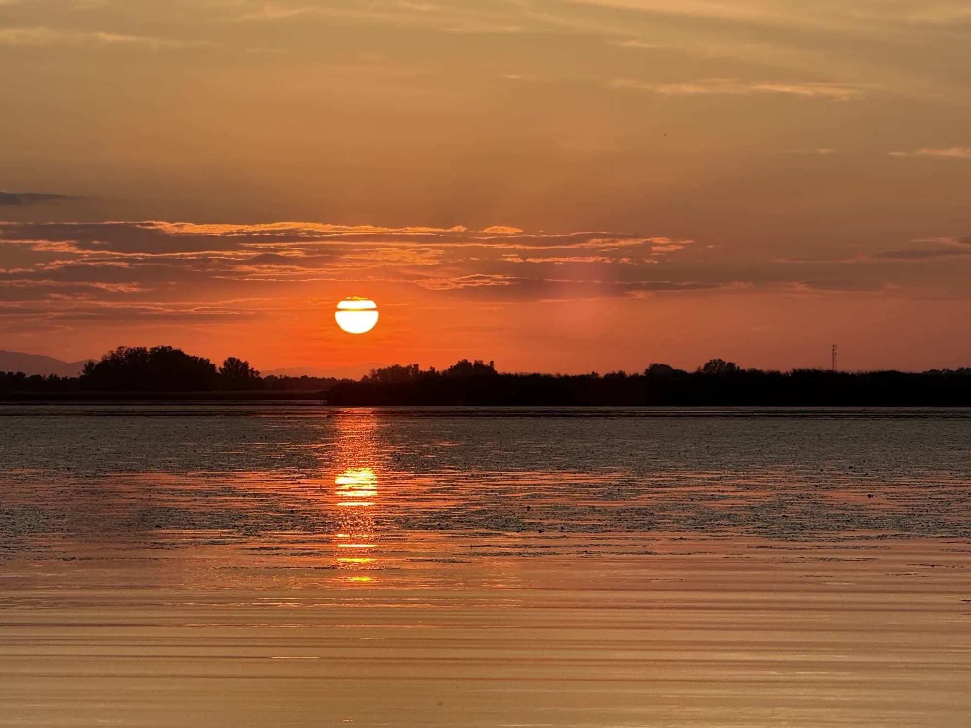 Naplemente a Tisza-tavon – a Mátra sziluettje az égben
