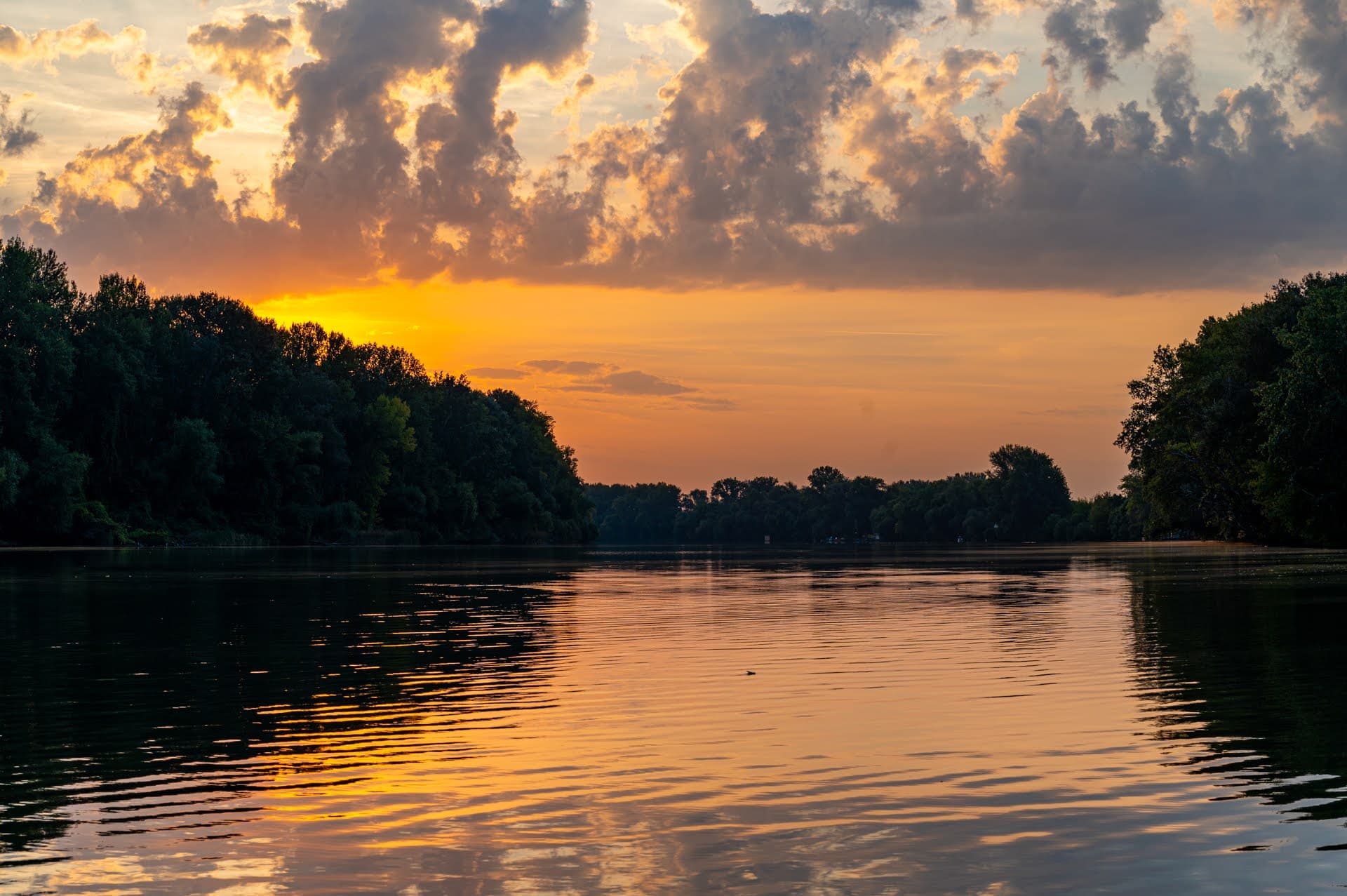 Naplemente a Tisza-tavon